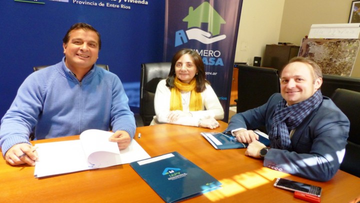 La provincia rubric&oacute; el contrato para la terminaci&oacute;n  de  viviendas en El Pingo