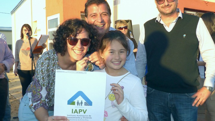 Familias de docentes  de Chajar&iacute; cuentan con su casa propia