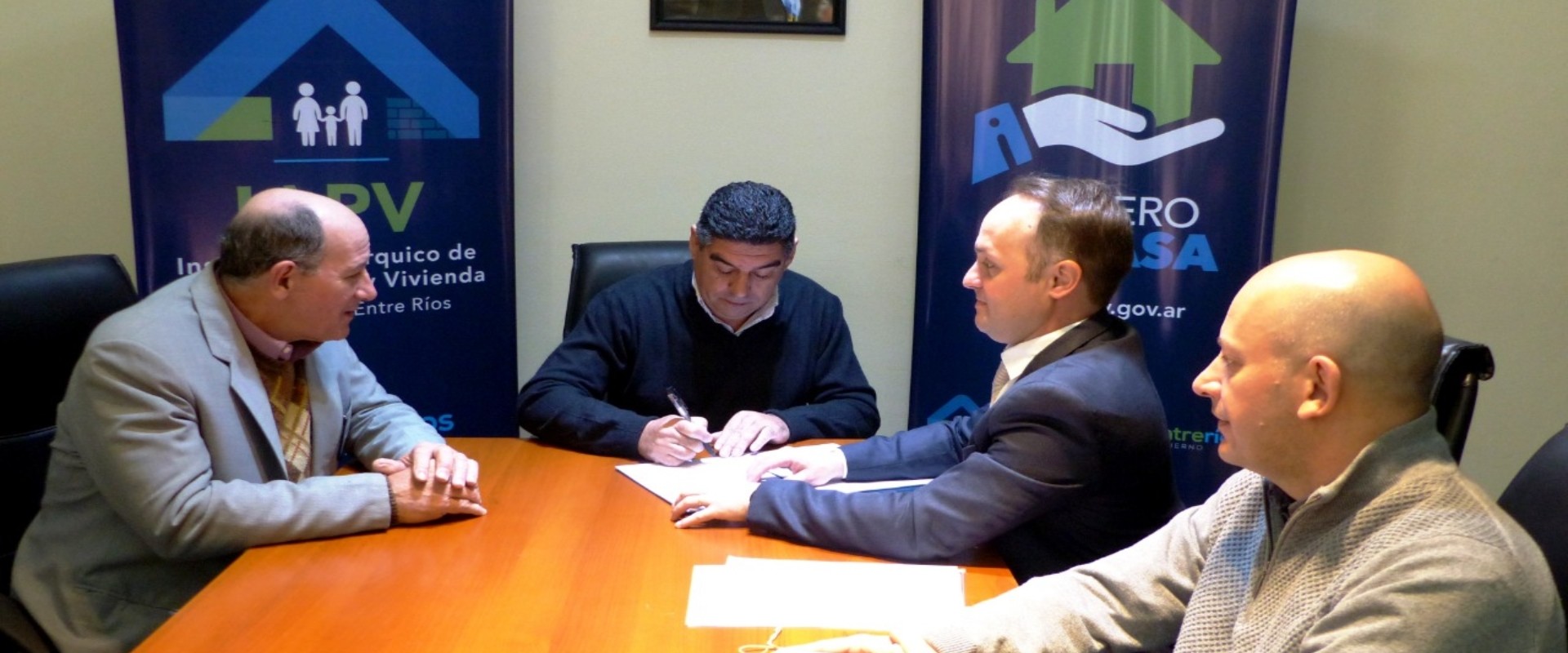 La provincia rubric&oacute; contrato para construir 15 nuevas viviendas en Urdinarrain