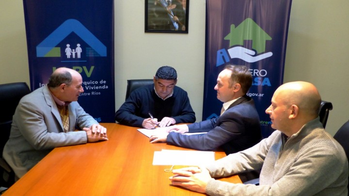 La provincia rubric&oacute; contrato para construir 15 nuevas viviendas en Urdinarrain