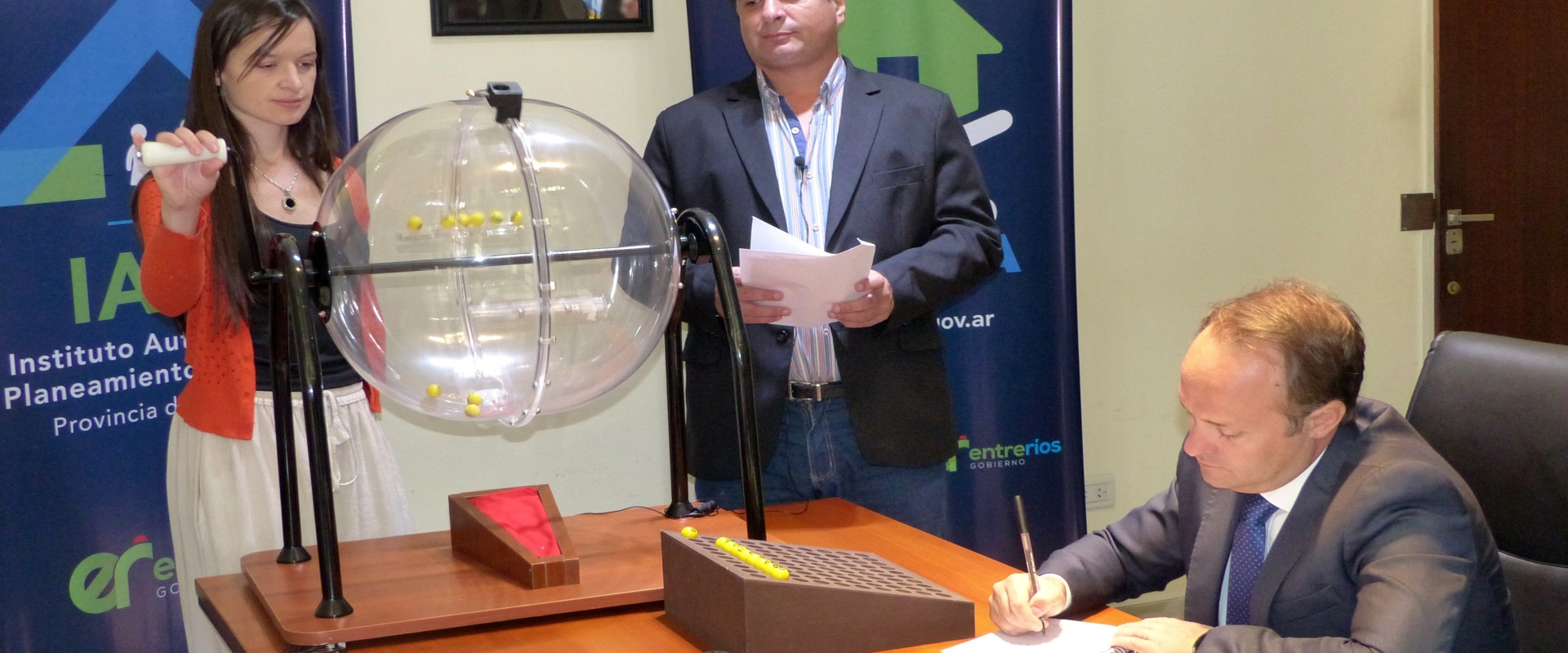 Padr&oacute;n para el sorteo de 18 viviendas en Los Charr&uacute;as