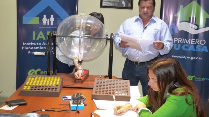 Familias de Los Charr&uacute;as  tendr&aacute;n vivienda propia