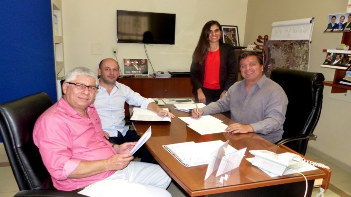 Se rubric&oacute; el contrato para construir 15 nuevas viviendas en Larroque