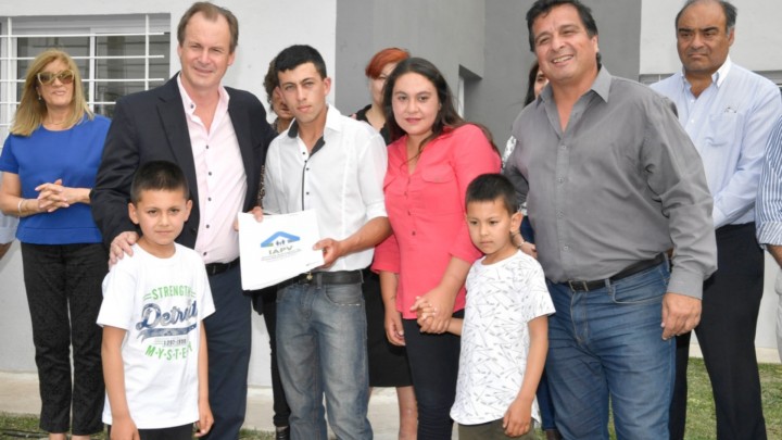 Se inauguran viviendas para docentes en Gualeguaych&uacute;