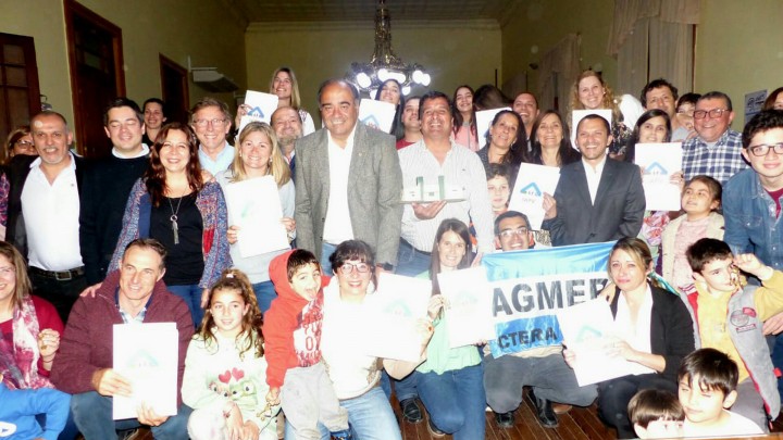 Familias docentes de Gualeguaych&uacute; accedieron a su casa propia