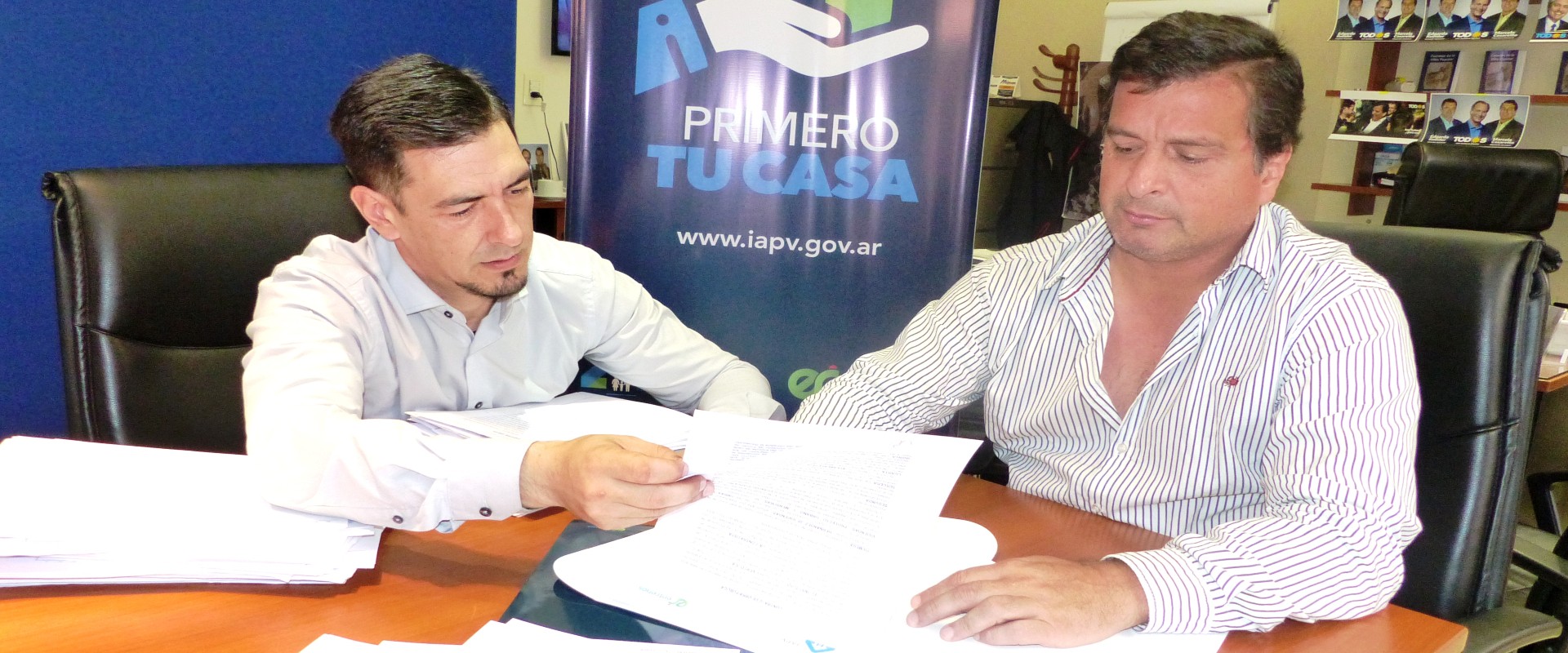 La provincia rubric&oacute; contratos para construir 90 viviendas en localidades entrerrianas