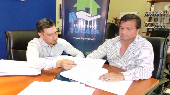 La provincia rubric&oacute; contratos para construir 90 viviendas en localidades entrerrianas