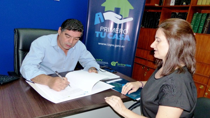Rubricaron contrato para construir nuevas viviendas en Antonio Tom&aacute;s