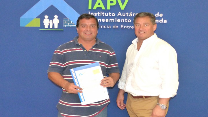 La provincia rubric&oacute; convenio para construir 15 viviendas para docentes en Diamante