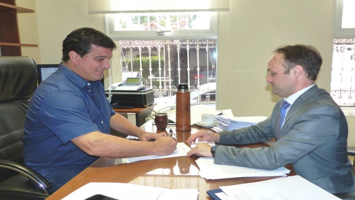 La provincia rubric&oacute; el contrato para construir nuevas  viviendas en Ubajay