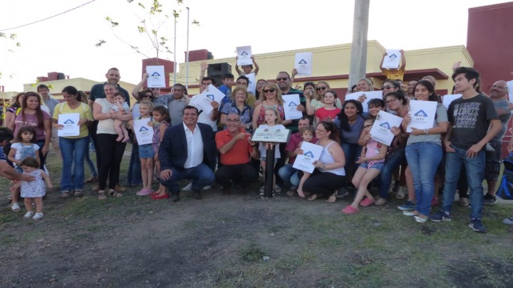 Accedieron a su casa propia 80 familias de docentes de Concepci&oacute;n del Uruguay