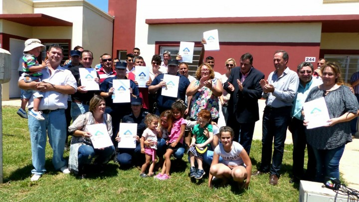 Cuentan su casa propia 36 familias de polic&iacute;as de Col&oacute;n