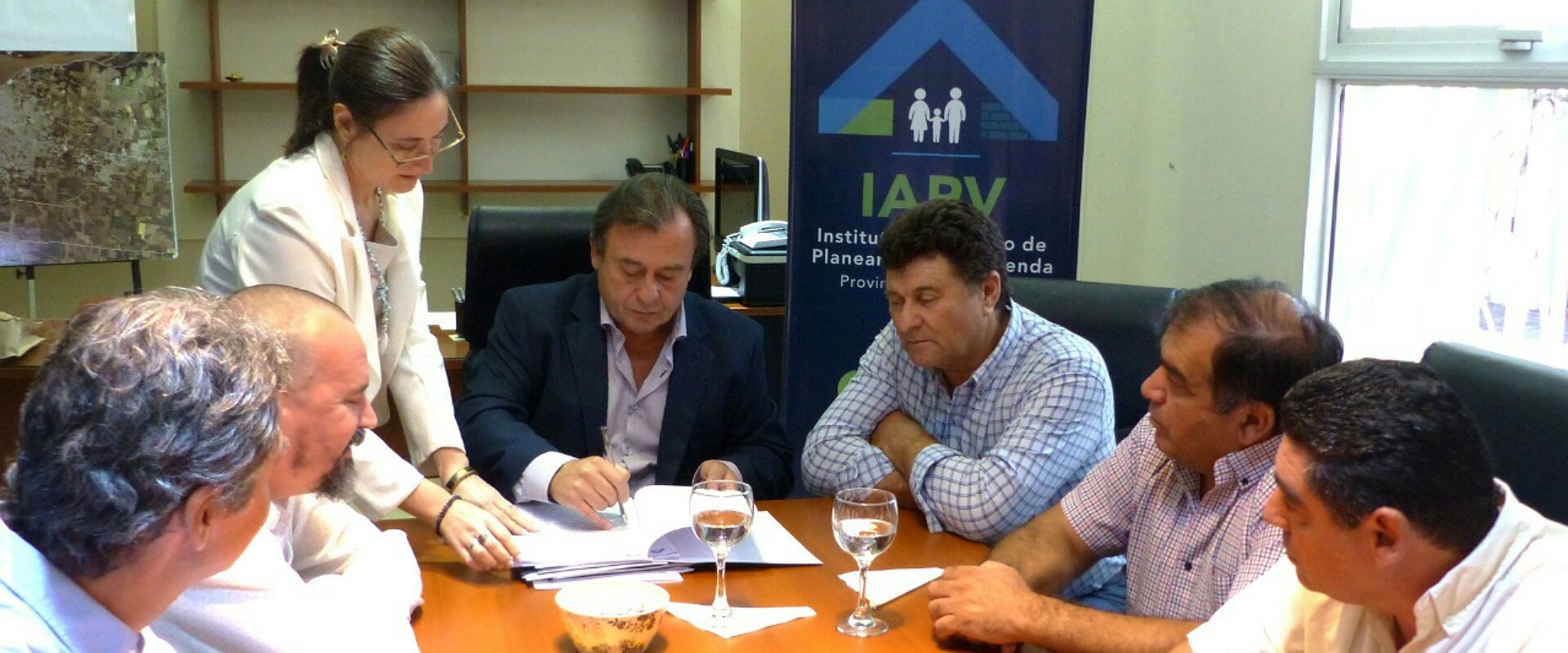 Se firmaron contratos para la ejecuci&oacute;n de viviendas en dos localidades