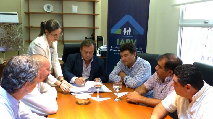 Se firmaron contratos para la ejecuci&oacute;n de viviendas en dos localidades
