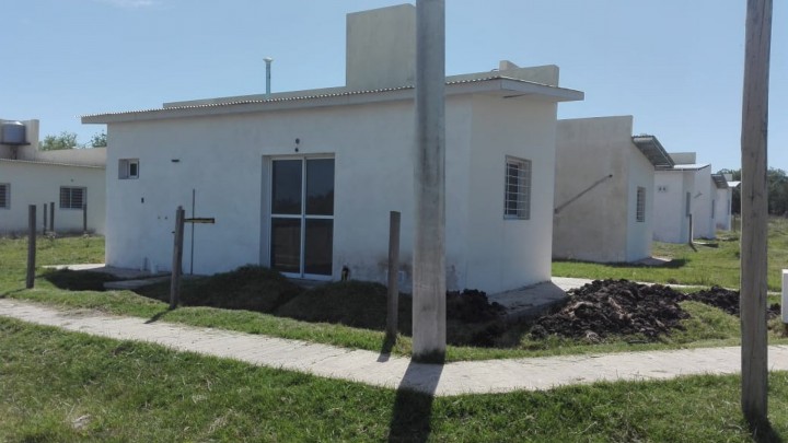 Con fondos provinciales  reanudaron la construcci&oacute;n de viviendas en Villa Mantero