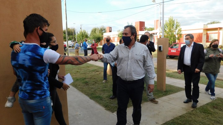 Se entregaron nuevas viviendas en Valle Mar&iacute;a financiadas por la provincia
