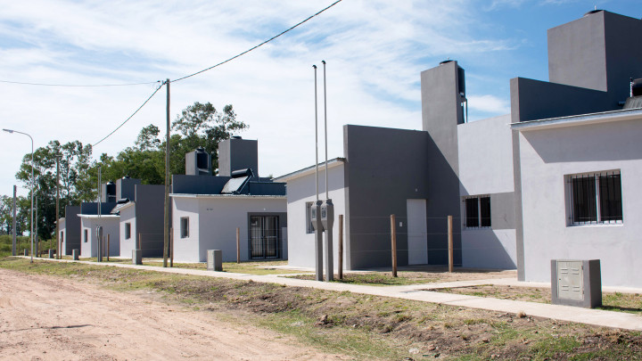 La provincia rubric&oacute; convenios para construir 58 viviendas para Villaguay y Chajar&iacute;