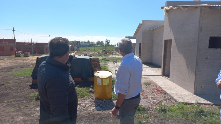 Observaron el avance de las viviendas que se construyen en Concepci&oacute;n del Uruguay con fondos propios