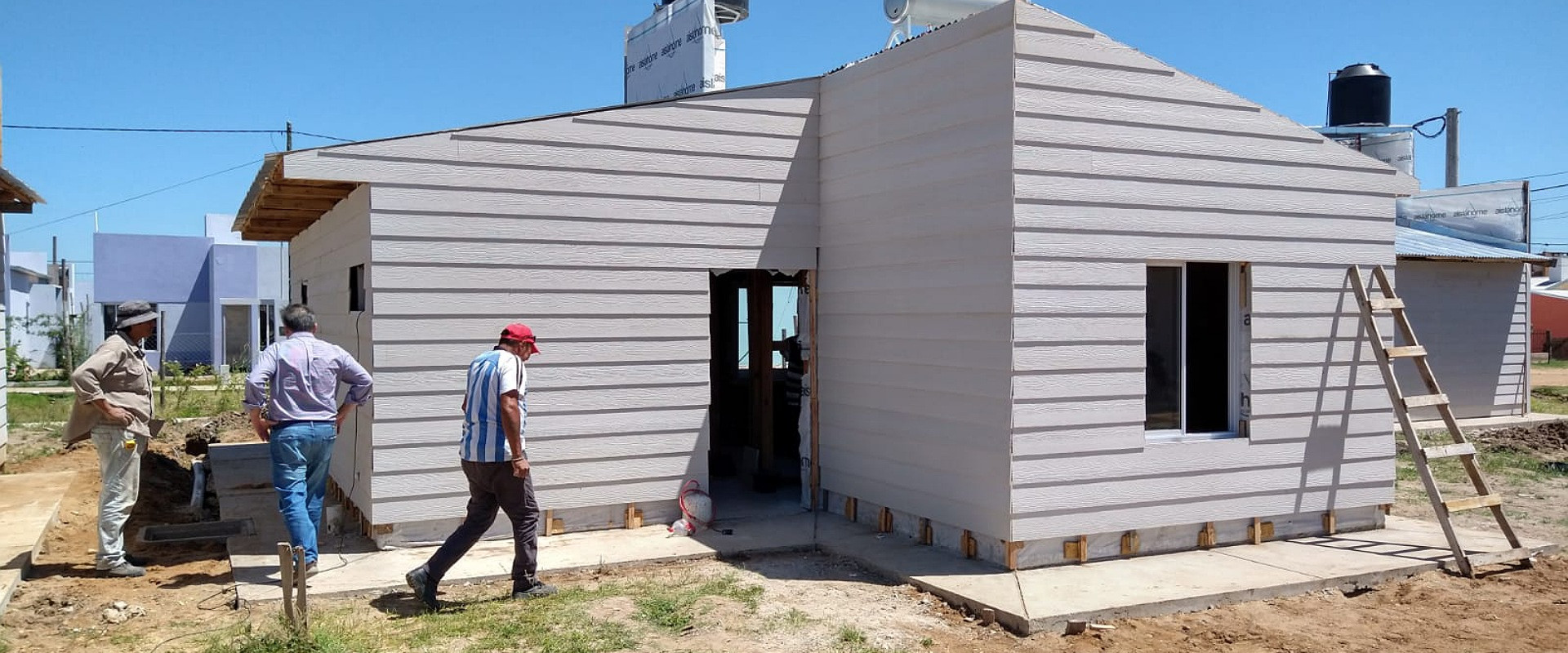 Bisogni recorri&oacute; las 12 viviendas de madera que se construyen en Chajar&iacute;