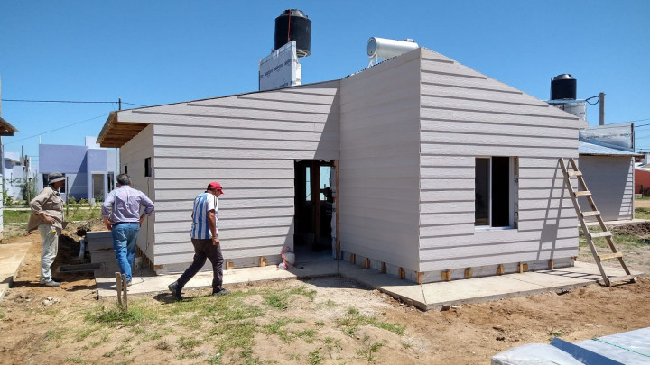 Bisogni recorri&oacute; las 12 viviendas de madera que se construyen en Chajar&iacute;