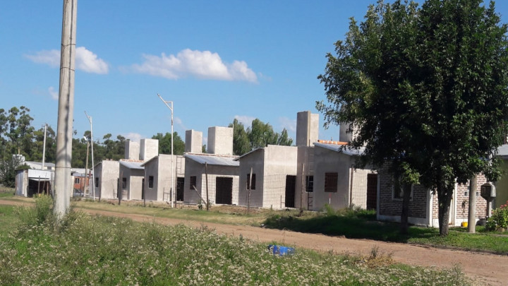 Trabajan en nuevas soluciones habitacionales para Basavilbaso y Los Charr&uacute;as