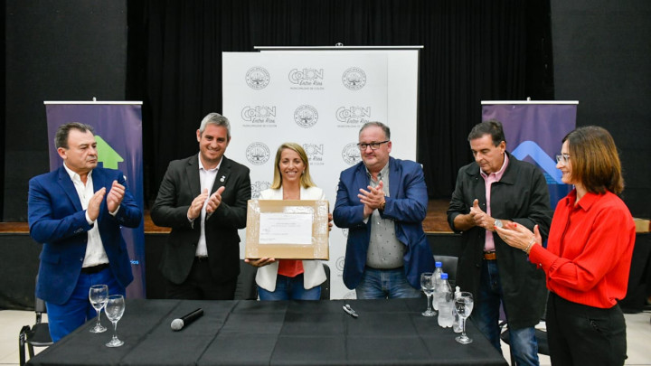 En Col&oacute;n, Stratta particip&oacute; de la apertura de sobres para la construcci&oacute;n de nuevas viviendas
