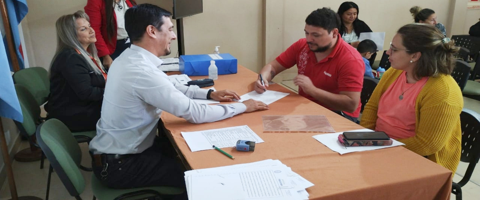La provincia rubric&oacute; escrituras de viviendas a 26  familias de docentes de Chajar&iacute;