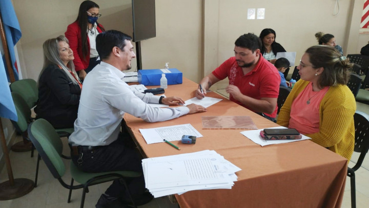 La provincia rubric&oacute; escrituras de viviendas a 26  familias de docentes de Chajar&iacute;