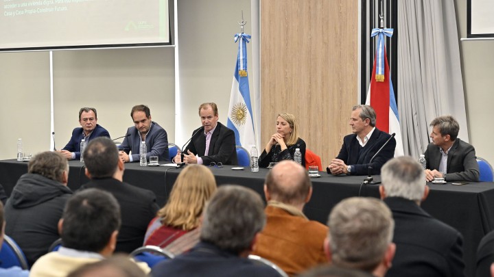 Bordet firm&oacute; convenios con Naci&oacute;n para ejecutar m&aacute;s viviendas en Entre R&iacute;os