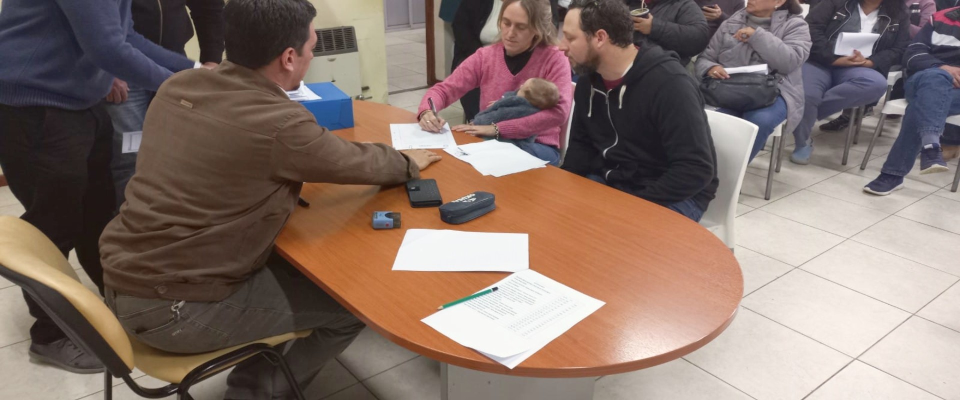 Familias de docentes de Concepci&oacute;n del Uruguay rubricaron las escrituras de sus viviendas