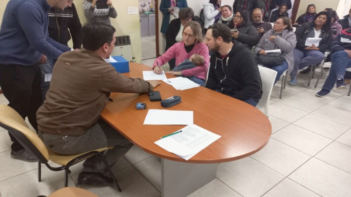 Familias de docentes de Concepci&oacute;n del Uruguay rubricaron las escrituras de sus viviendas