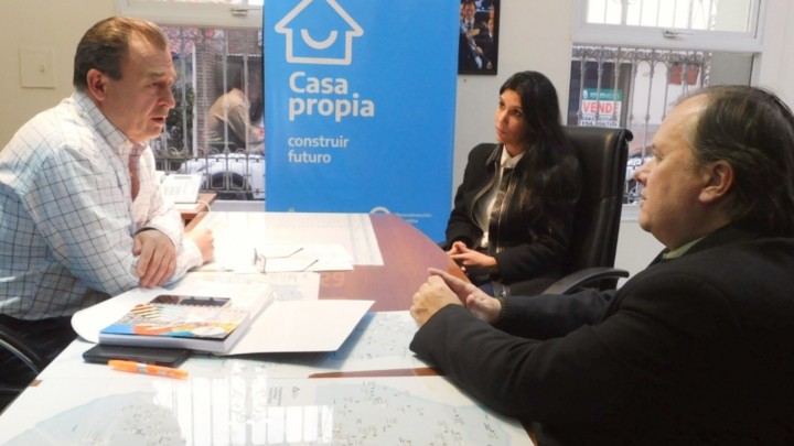 Gestionan nuevas viviendas para Chajar&iacute;, Galarza y docentes privados