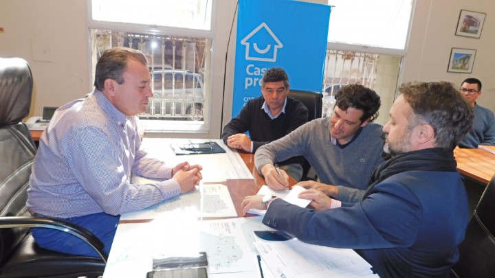 Se firm&oacute; contrato para construir 15 nuevas viviendas para docentes t&eacute;cnicos y privados en Diamante