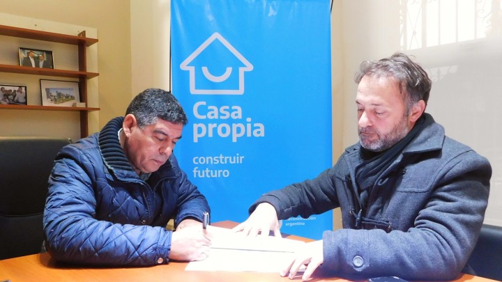 Se rubric&oacute; el contrato para construir 30 nuevas viviendas con fondos nacionales en La Criolla