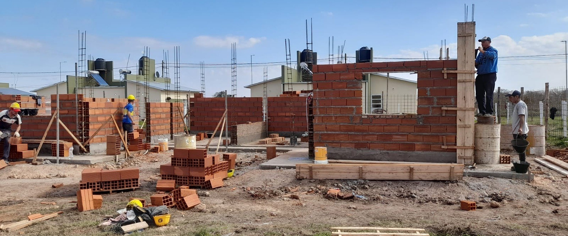 Comenzaron a construirse nuevas viviendas con fondos provinciales para Enrique Carb&oacute; y Colonia Ayu&iacute;