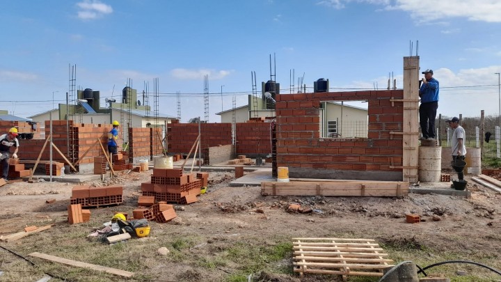 Comenzaron a construirse nuevas viviendas con fondos provinciales para Enrique Carb&oacute; y Colonia Ayu&iacute;