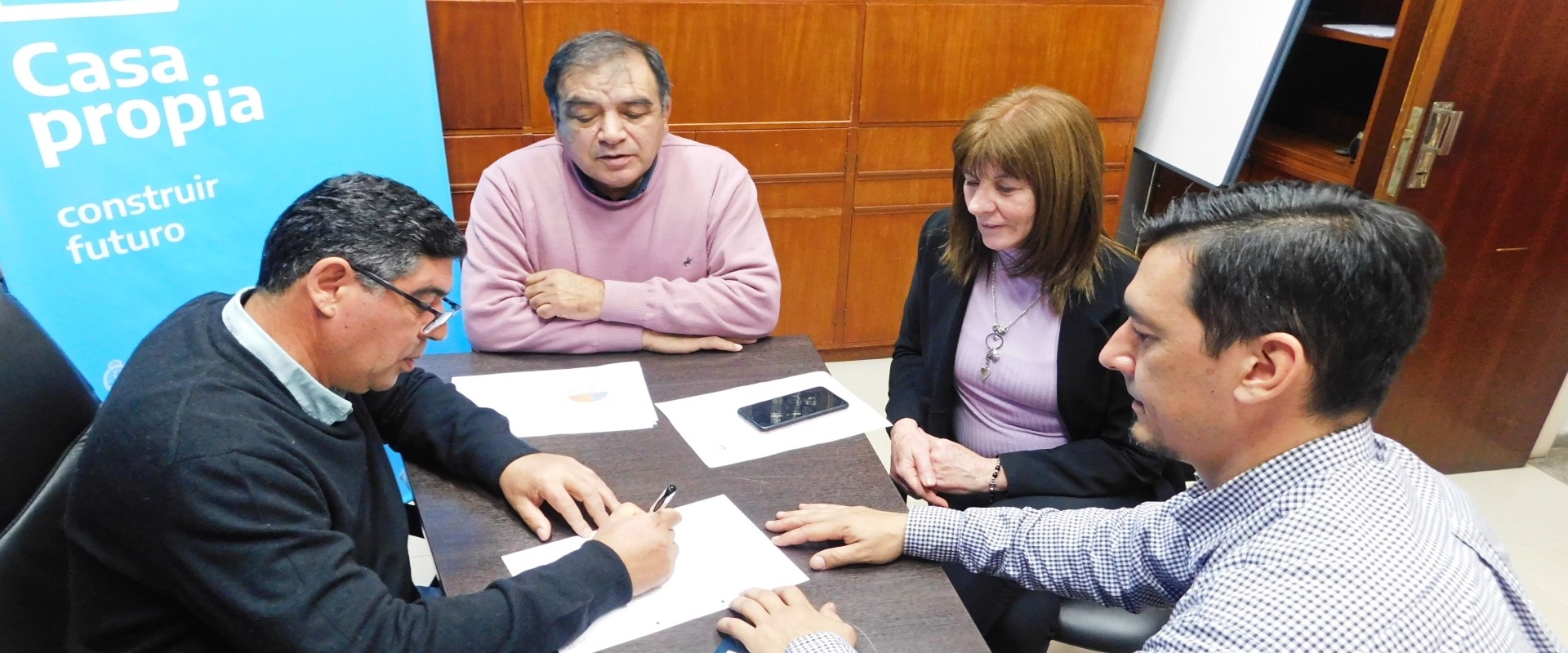 La provincia rubric&oacute; el contrato para la terminaci&oacute;n de viviendas en Tabossi