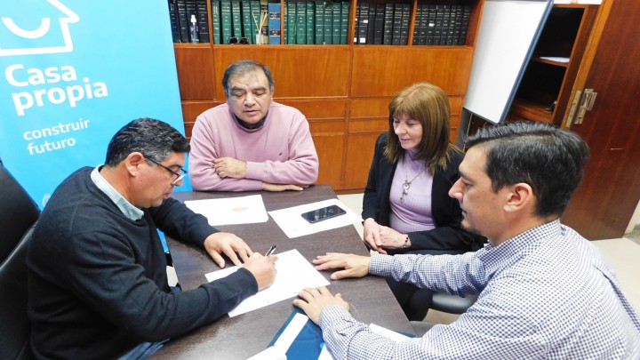 La provincia rubric&oacute; el contrato para la terminaci&oacute;n de viviendas en Tabossi
