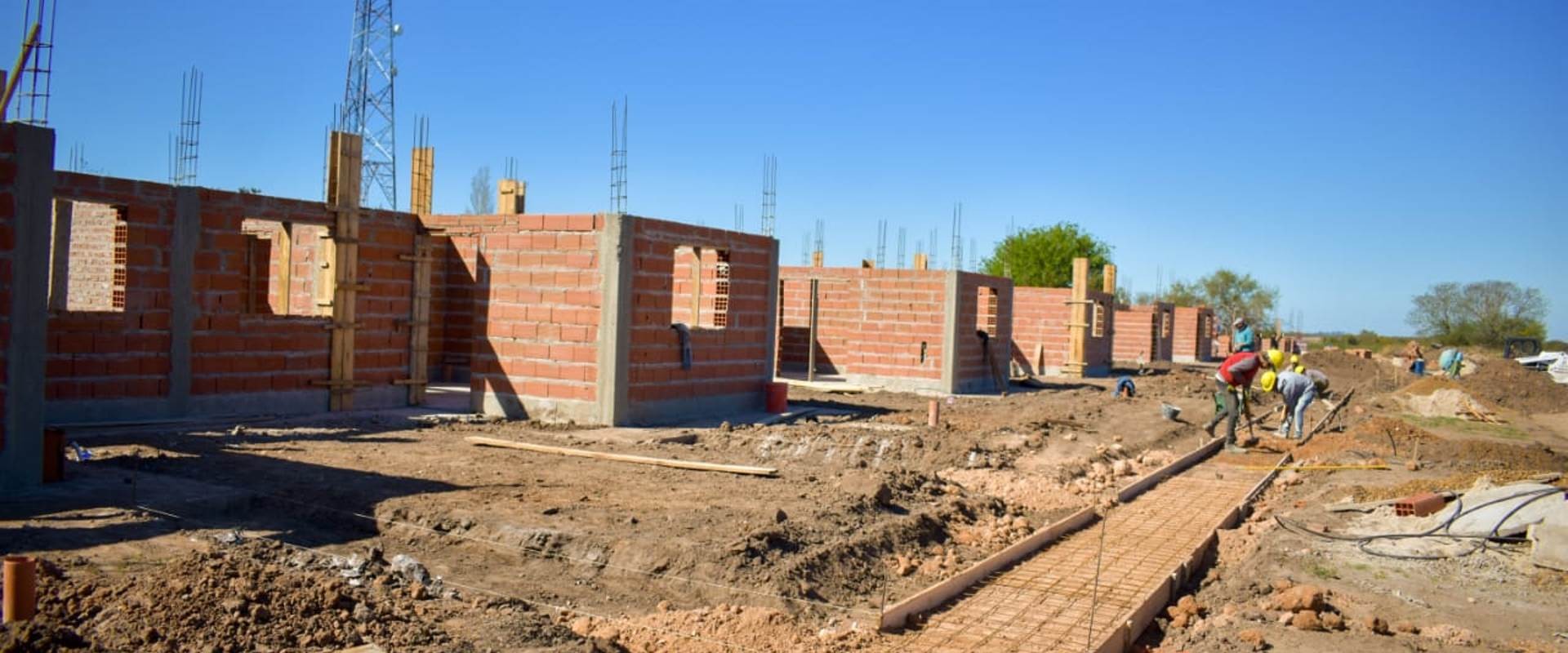 Comenzaron a construirse 27 nuevas viviendas con fondos provinciales para Enrique Carb&oacute; y Colonia Ayu&iacute;