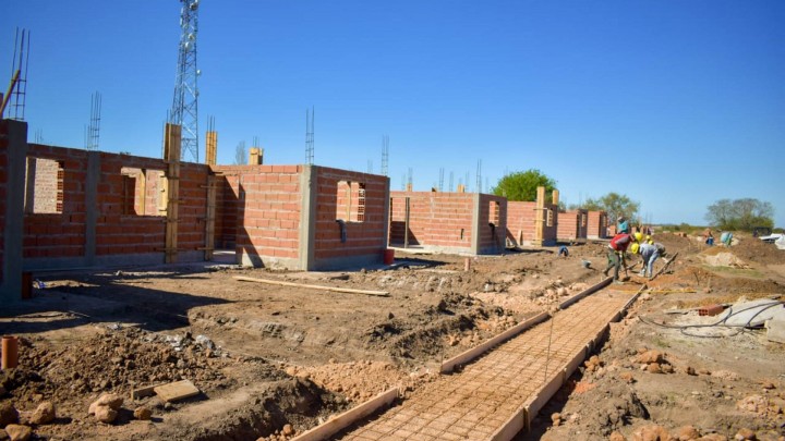 Comenzaron a construirse 27 nuevas viviendas con fondos provinciales para Enrique Carb&oacute; y Colonia Ayu&iacute;