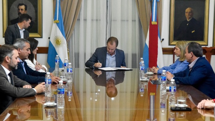 Bordet firm&oacute; la construcci&oacute;n de viviendas para docentes y otros sindicatos por 347 millones de pesos