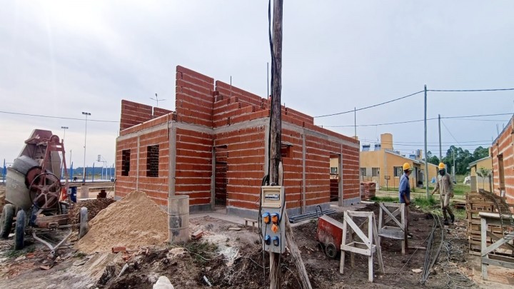 Rubricaron contrato para construir 18 nuevas viviendas en Chajar&iacute; para trabajadores municipales