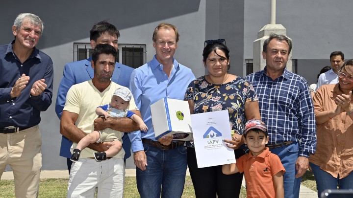 Bordet contin&uacute;a la entrega de viviendas financiadas por el gobierno provincial