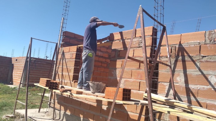 Con fondos provinciales reanudaron la terminaci&oacute;n de 16  viviendas en Santa Elena