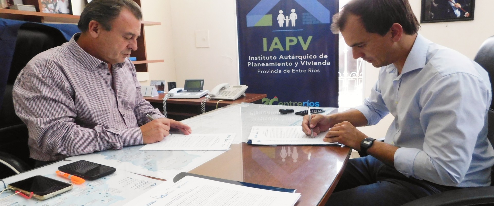 La provincia rubric&oacute; convenios para construir 40 viviendas en San Justo y Villa Mantero