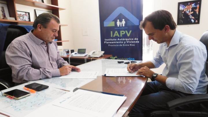 La provincia rubric&oacute; convenios para construir 40 viviendas en San Justo y Villa Mantero