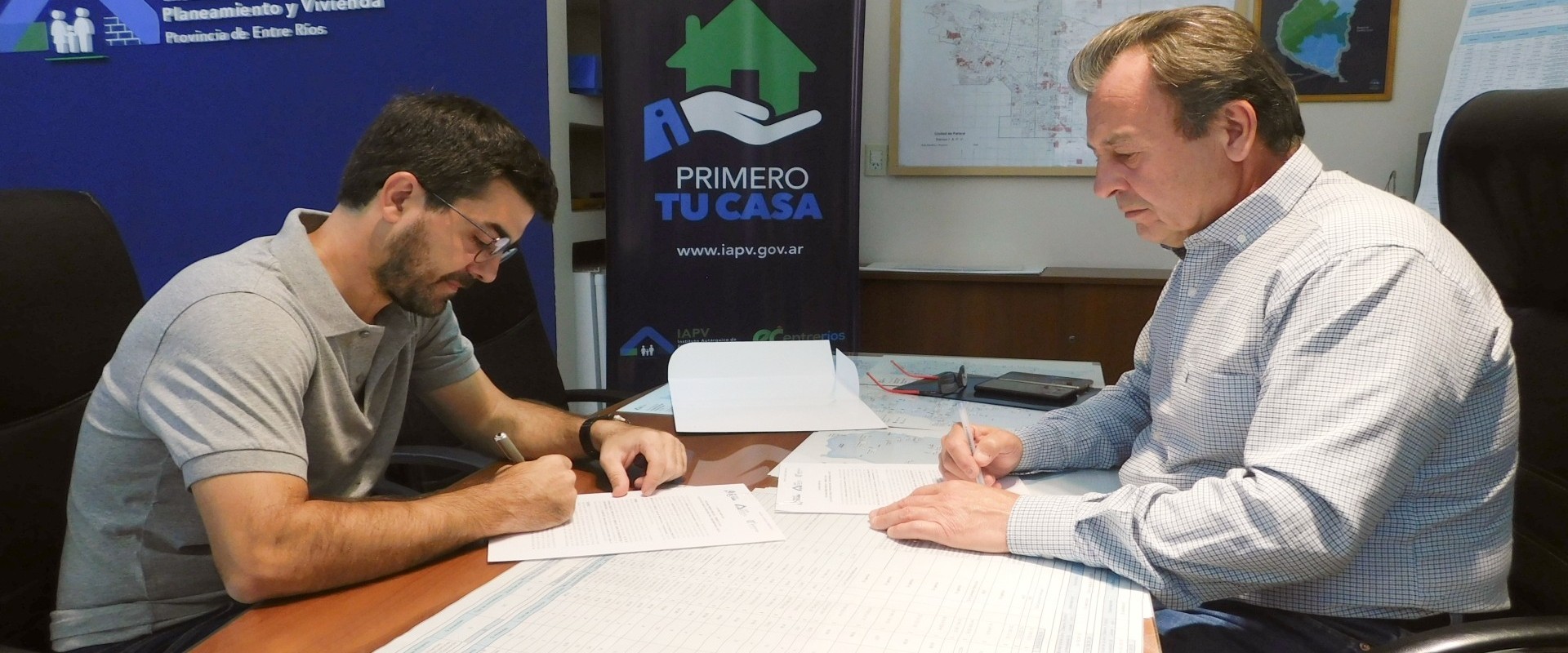 Firmaron convenio para obras complementarias para la ejecuci&oacute;n de 25 viviendas para La Paz financiadas por la provincia