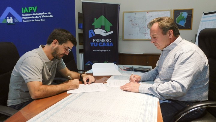 Firmaron convenio para obras complementarias para la ejecuci&oacute;n de 25 viviendas para La Paz financiadas por la provincia