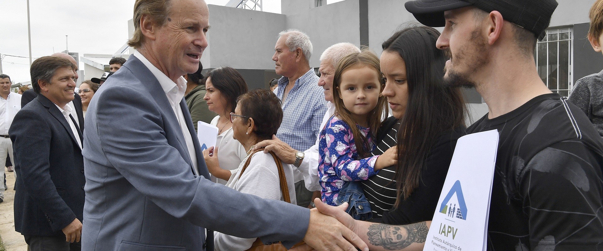 Bordet: Trabajamos para que cada vez m&aacute;s familias entrerrianas accedan a la casa propia