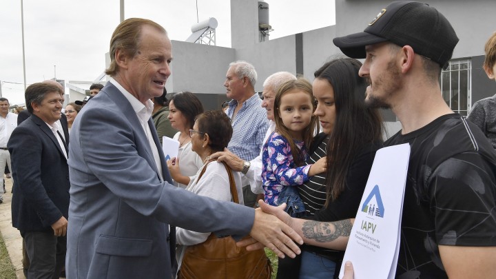 Bordet: Trabajamos para que cada vez m&aacute;s familias entrerrianas accedan a la casa propia